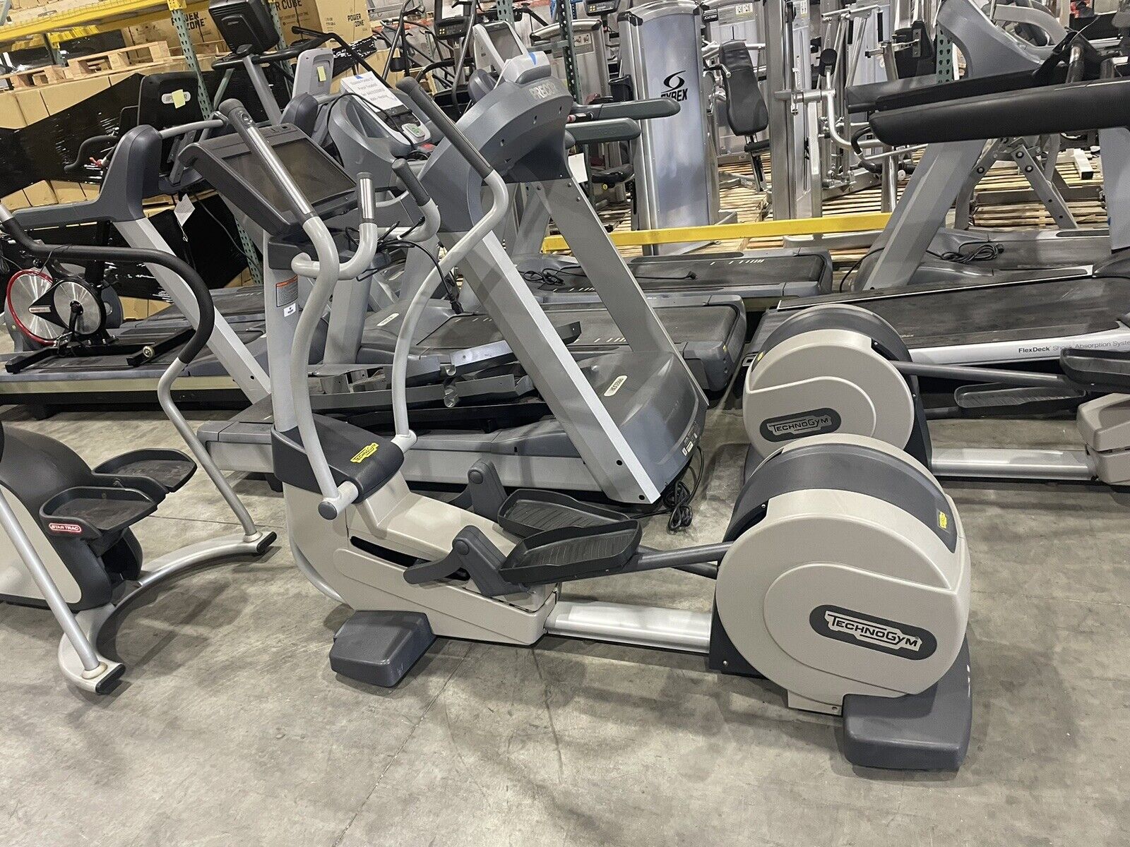 Technogym synchro 700 discount elliptical